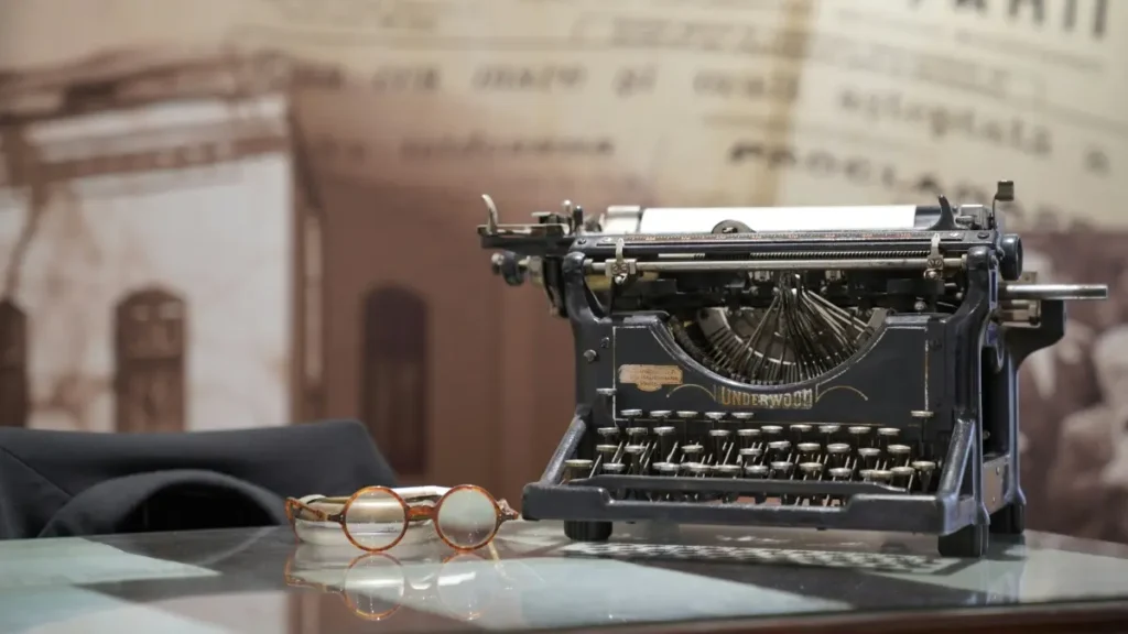 Vintage typewriter symbolizing freelance copywriting and creative writing